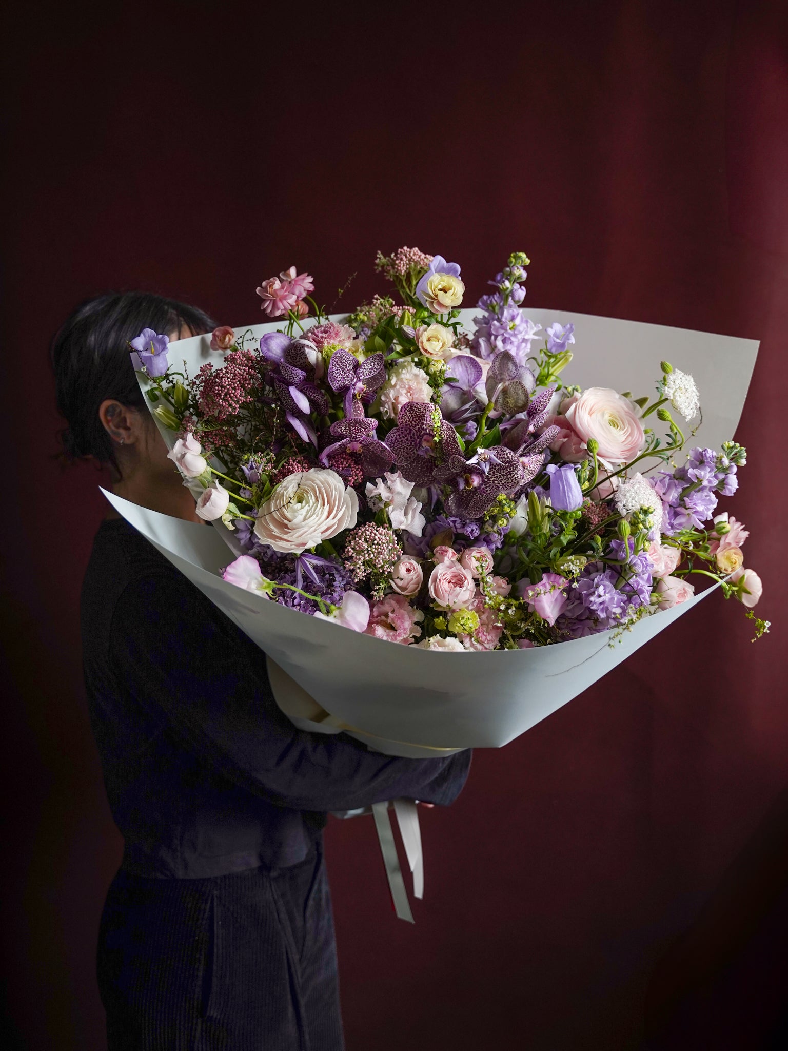 Studio Ode The Ode One Out sculptural floral arrangement Hong Kong | size:Deluxe - 45cm
