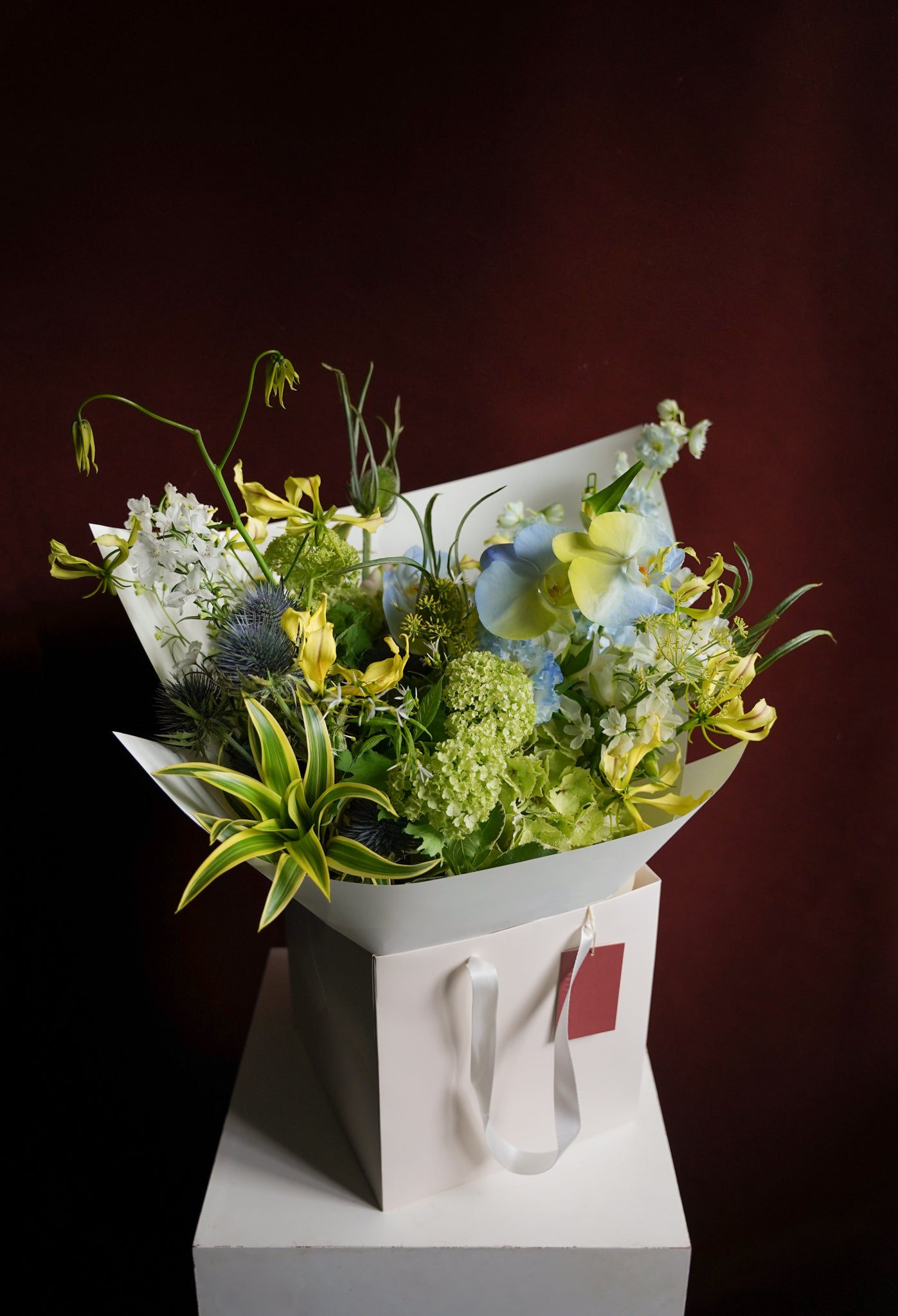 Studio Ode The Ode One Out sculptural floral arrangement Hong Kong | size:Large - 40cm