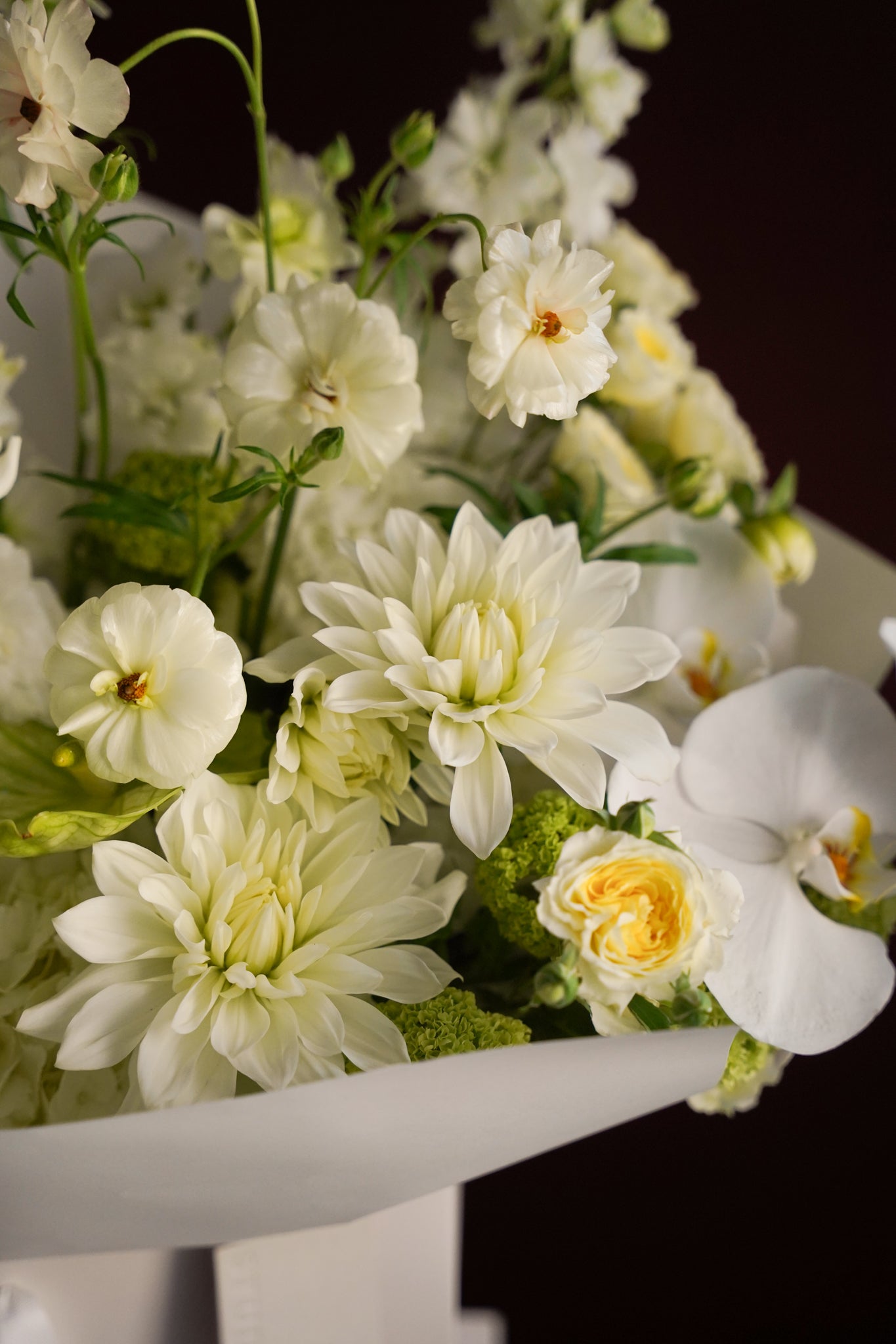 Studio Ode The Purist clean white minimal floral bouquet close-up detail